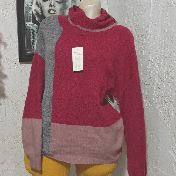 Masked Sweater - Picture 8 of 9